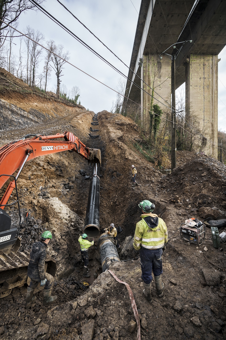 Pose de l'adduction vers Wellin sur les pentes escarpées de Huccorgne
