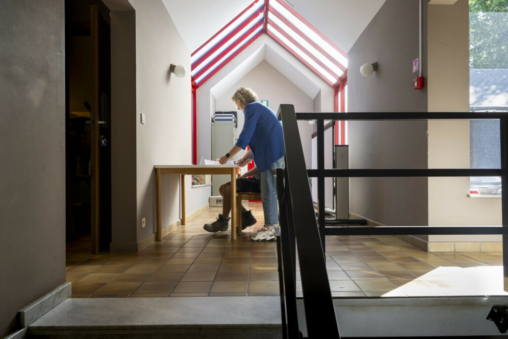 Recruteuse qui donne le test écrit au candidat