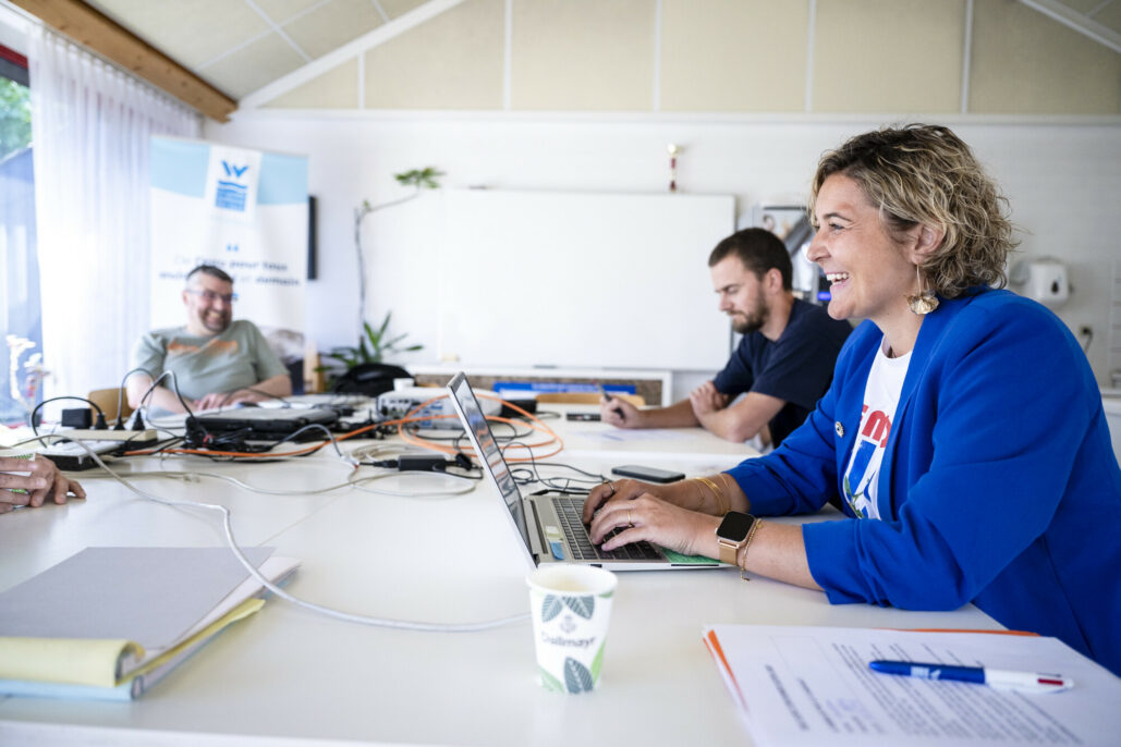 Recruteuse et autres personnes présentes qui rient 