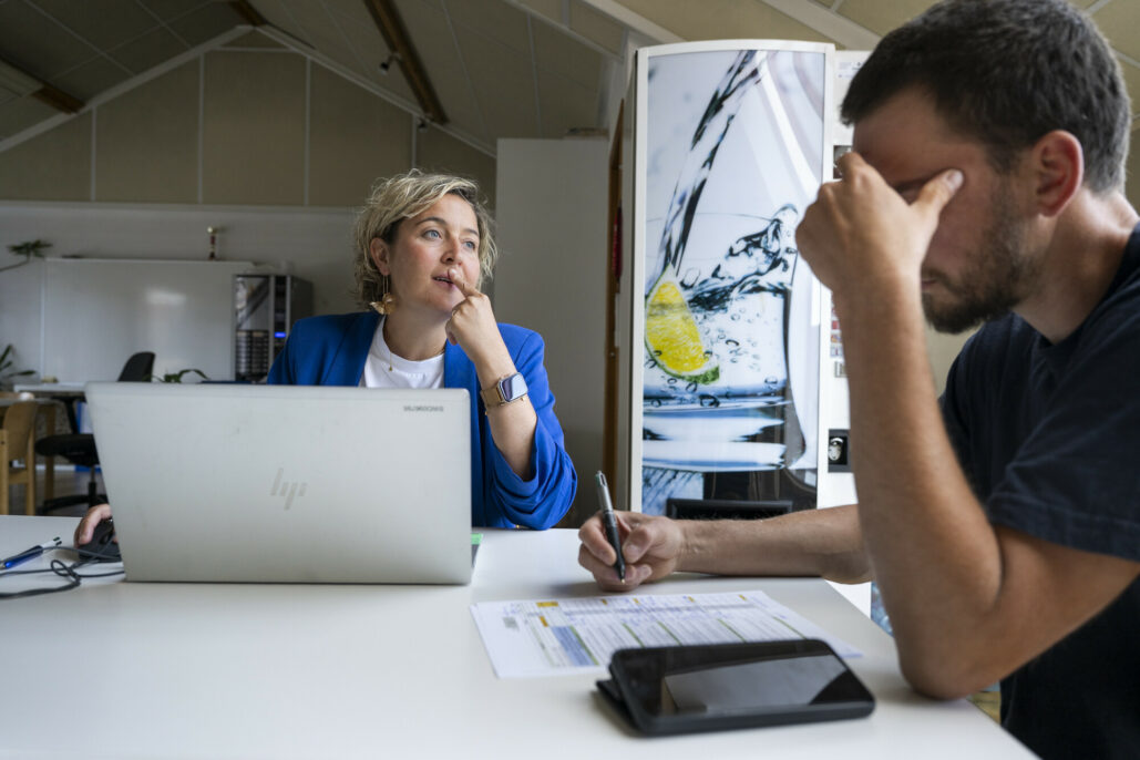 Délibération finale entre la recruteuse et le chef de maintenance 