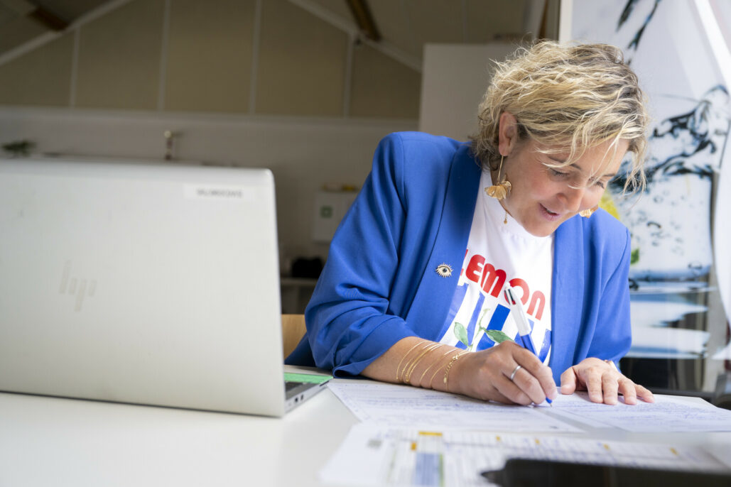 Recruteuse attribuant les points 