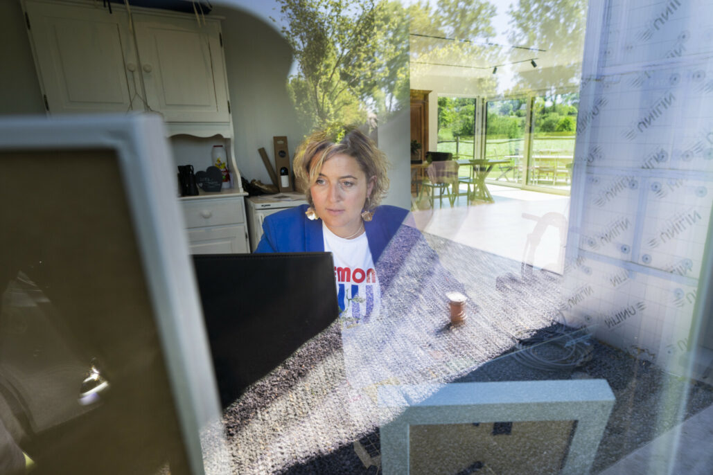 Recruteuse chez elle qui rédige le procès verbal de la délibération