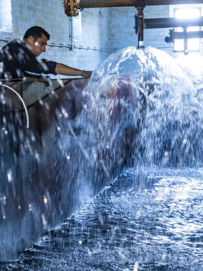 technicien vérifiant l'eau dans une station