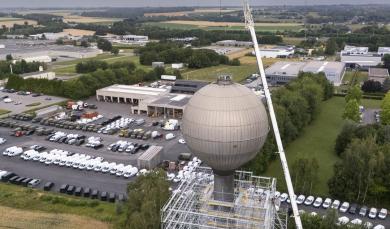 Le chateua d'eau métallique de Rhisnes, entouré d'échafaudages, est en cours de rénovation