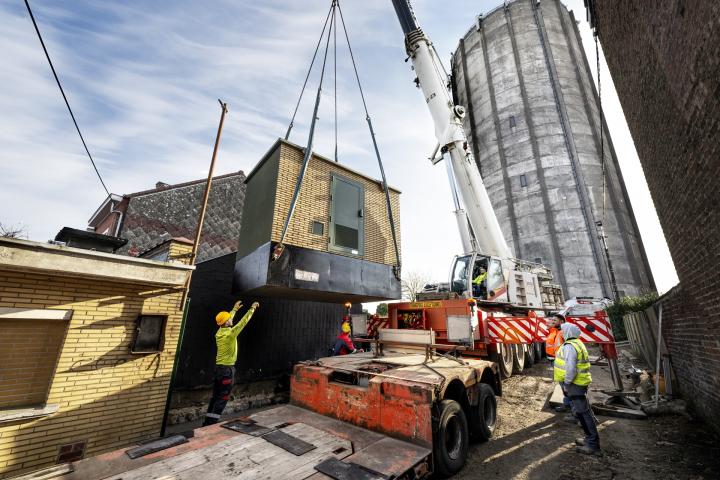 Les équipes de la SWDE installent une cabine haute tension au pied d'un château d'eau